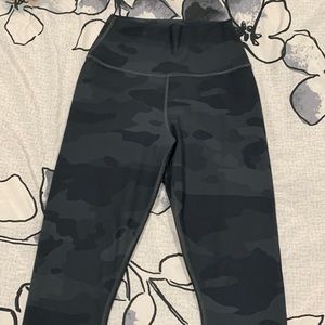Black camo Alo leggings!!